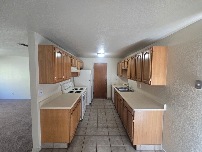 Building Photo - Pet-friendly and updated 3BR/1BA Eureka home