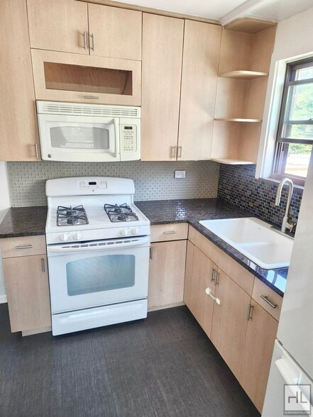 Building Photo - 44 STREET