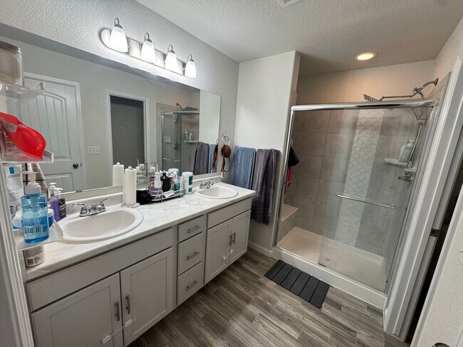 Building Photo - Stylish 3-Bedroom Townhome with Mountain Views & 2-Car Garage