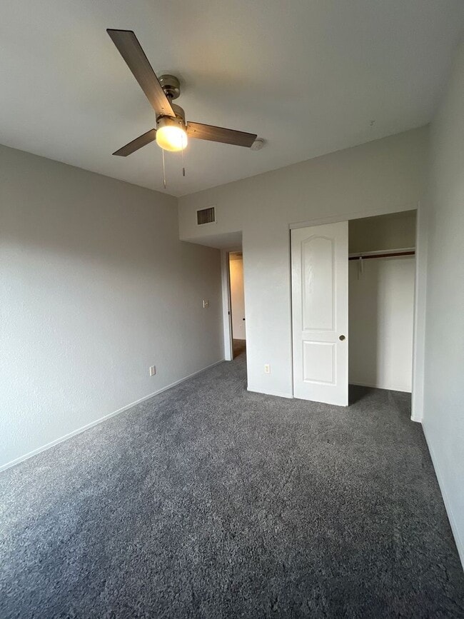 Building Photo - 3 bedroom 2.5 bath townhome for rent