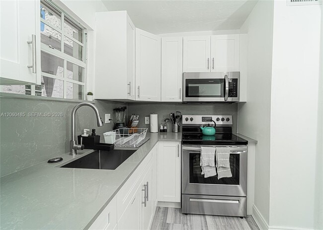 Building Photo - 626 NE 4th Ct.