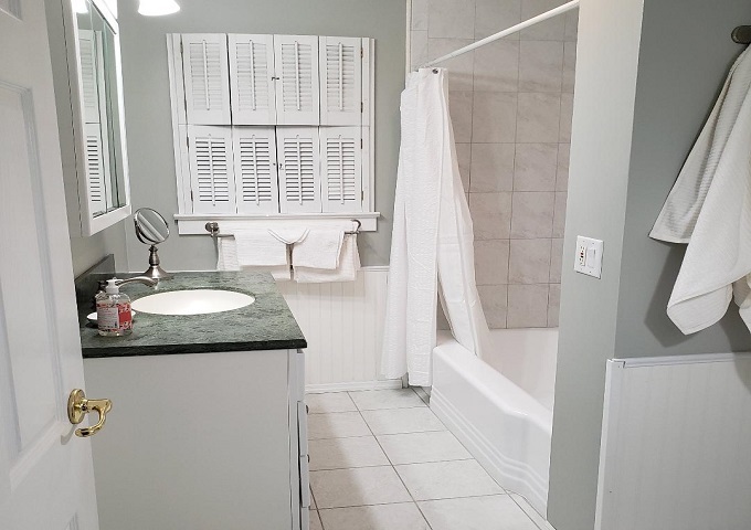 2nd Floor Bathroom - 32 W Circular St