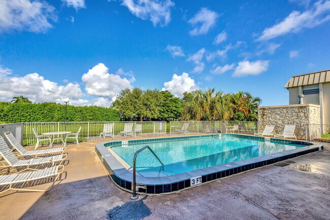 Building Photo - 10789 N Military Trl