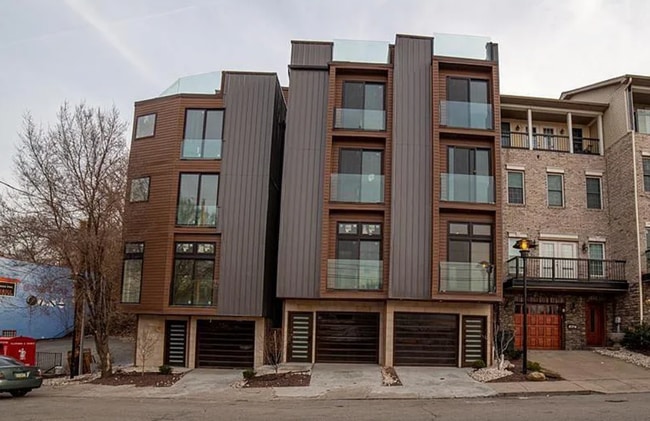 Building Photo - Stunning 3 bedroom, 2 bath Townhouse in Alta Vista Development