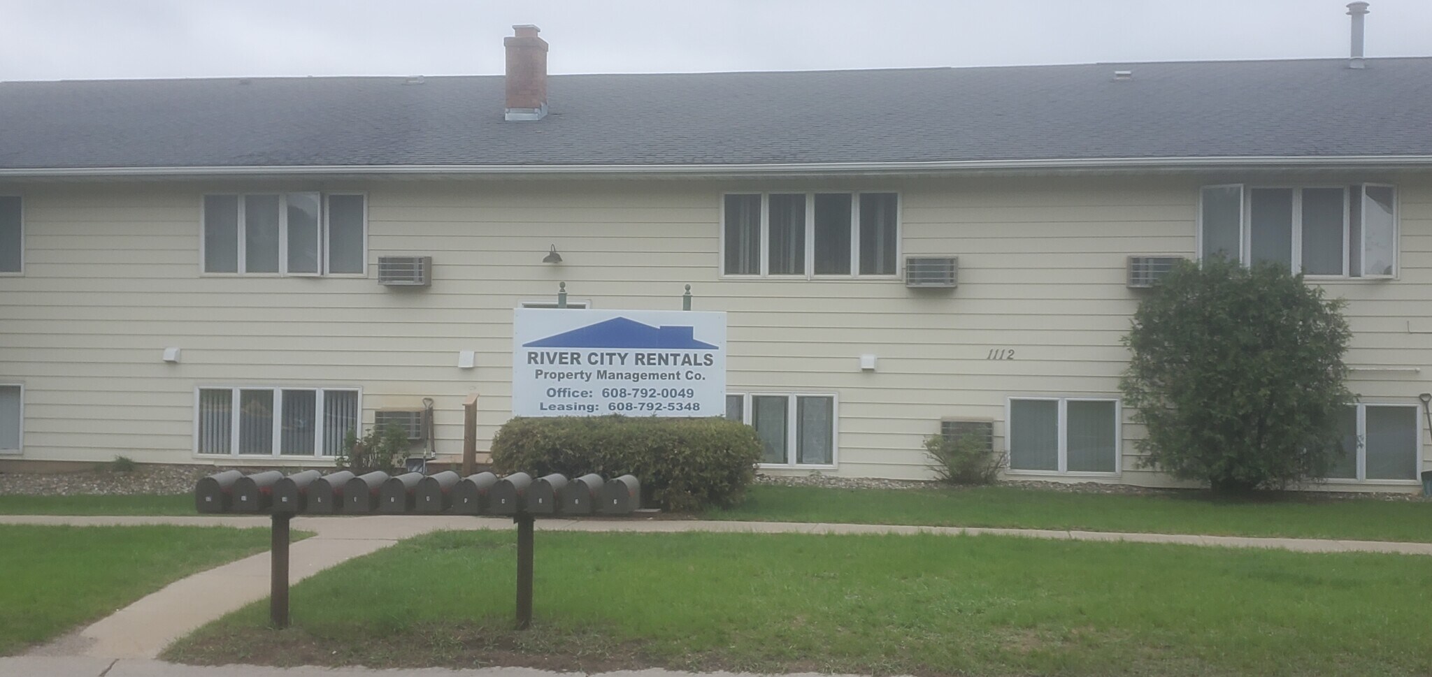 Building Photo - 1112 Oakview Dr