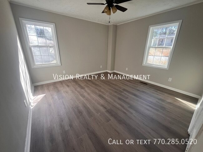 Building Photo - 107 Merrill St