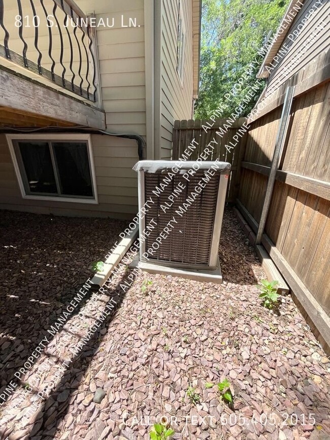 Building Photo - 810 S Juneau Ln