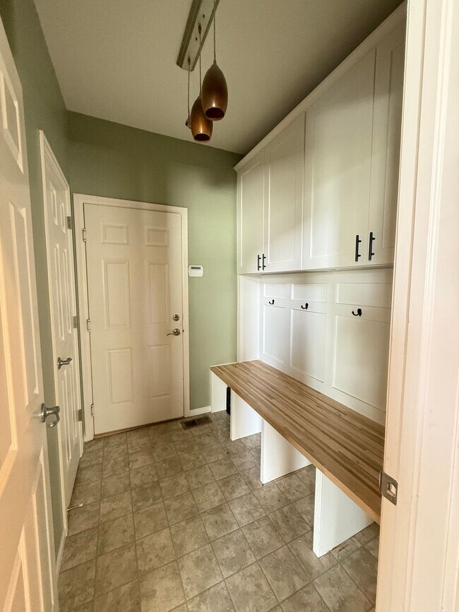 Building Photo - Your Colorado Oasis Awaits! 4 Bed, 3.5 Bath Home with Modern Amenities next to open space