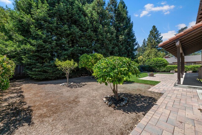 Building Photo - 3 Bedroom 2.5 Bathroom SFH in Los Altos!