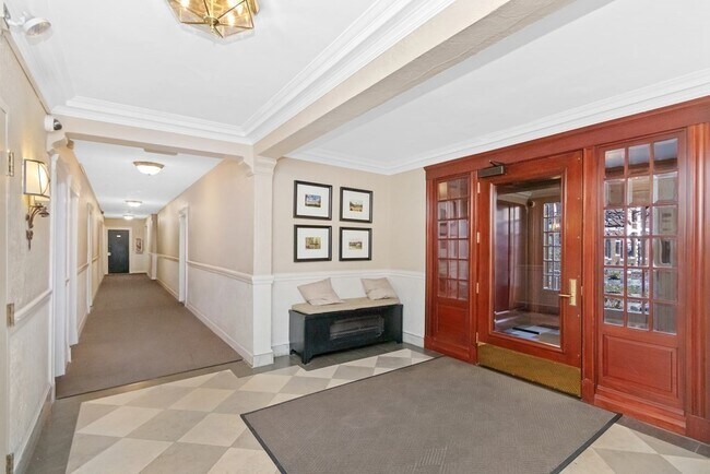 Building Photo - 62 Queensberry St