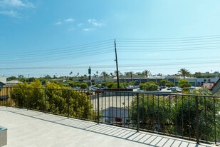 Building Photo - 807 Warren Ave