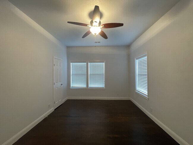 Building Photo - 806 E 3rd St