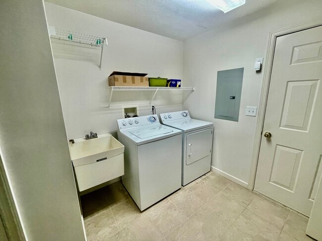 Building Photo - 2 bed 2 bath- Adams Point
