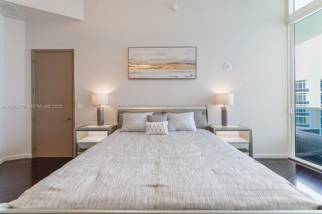 Building Photo - 15901 Collins Ave