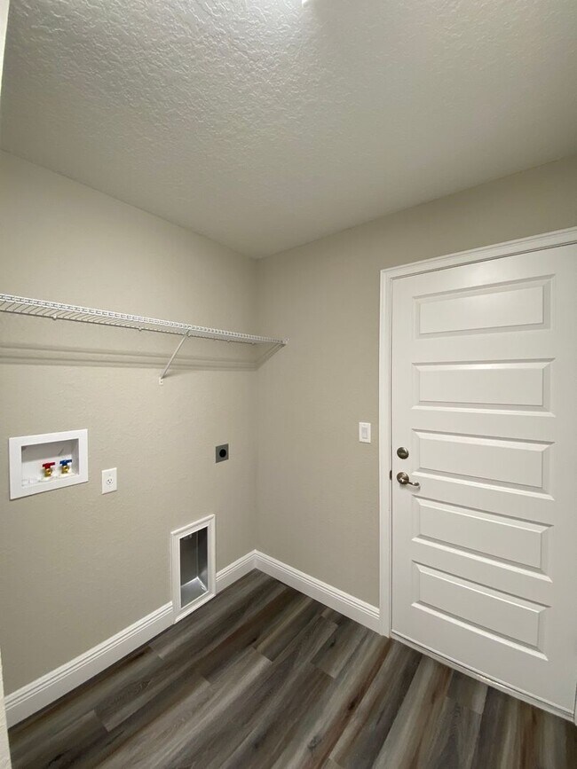 Building Photo - Custom Home - Desirable SE Ocala Neighborh...