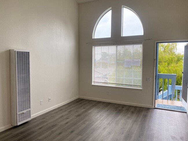 Building Photo - Gorgeous Condo W/ Dishwasher & In Unit W/D!