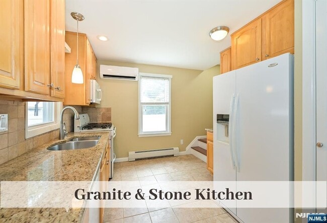 Building Photo - 385 Fern Ave