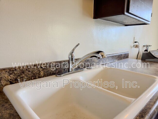 Building Photo - 1083 E 7th St