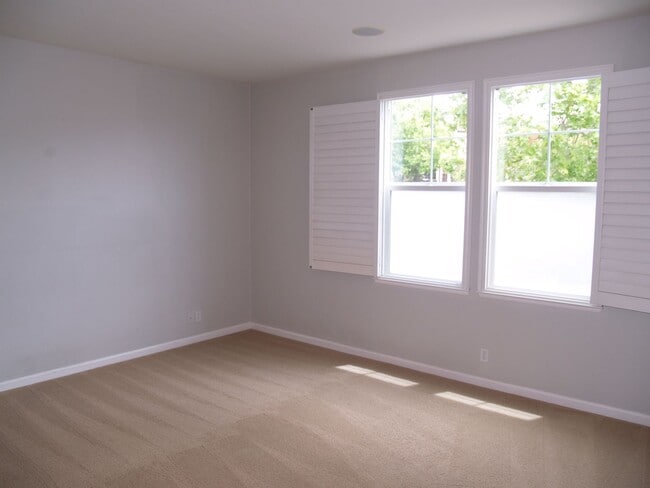 Building Photo - Beautiful end-unit Townhouse 3 bedrooms/2....