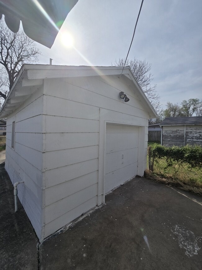 Building Photo - 526 N Martinson Ave