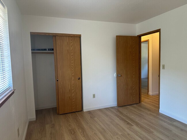 Building Photo - Well maintained home in desirable neighbor...