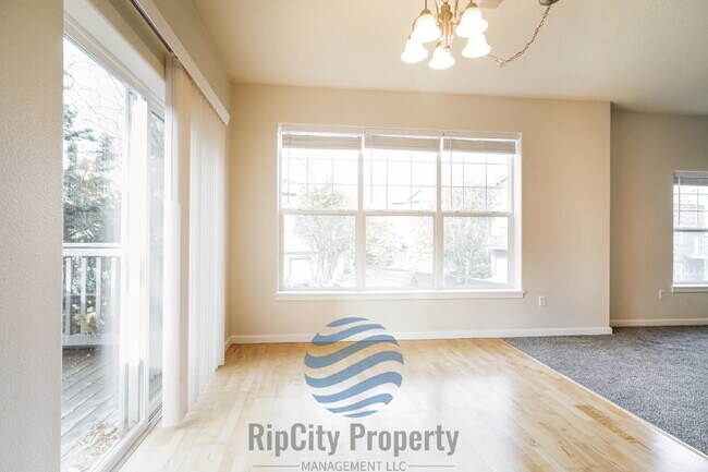 Building Photo - 1090 SW 170th Ave