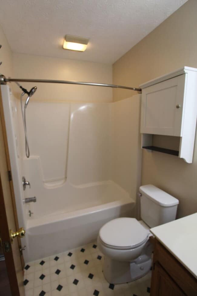 Building Photo - Two Bedroom Apartment