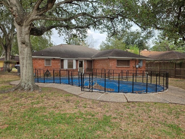 Building Photo - 2121 Redwood St