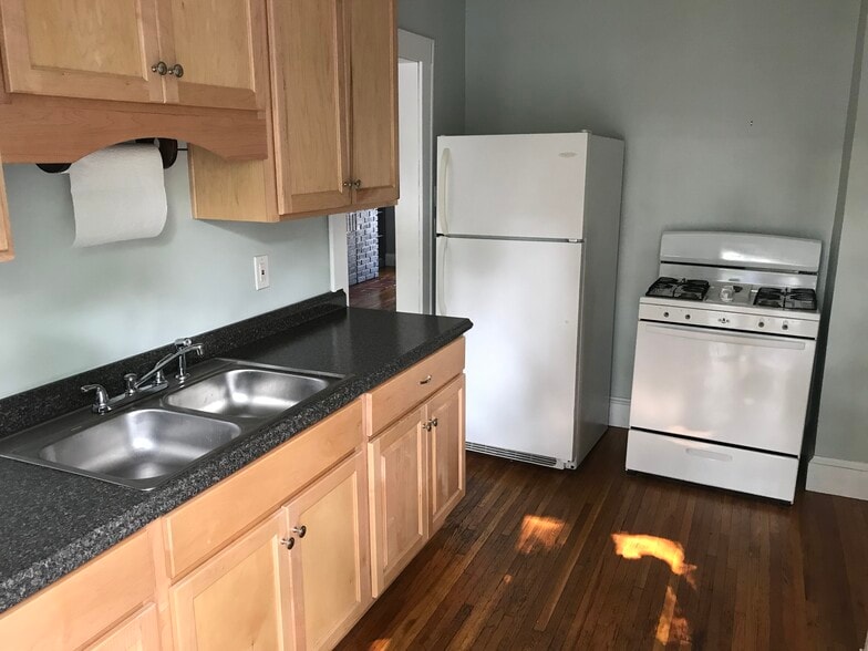 Building Photo - 1533 Warren Rd