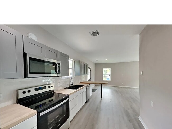Building Photo - 138 Hess St