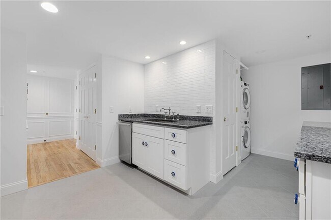 Building Photo - 53 Conanicus Ave