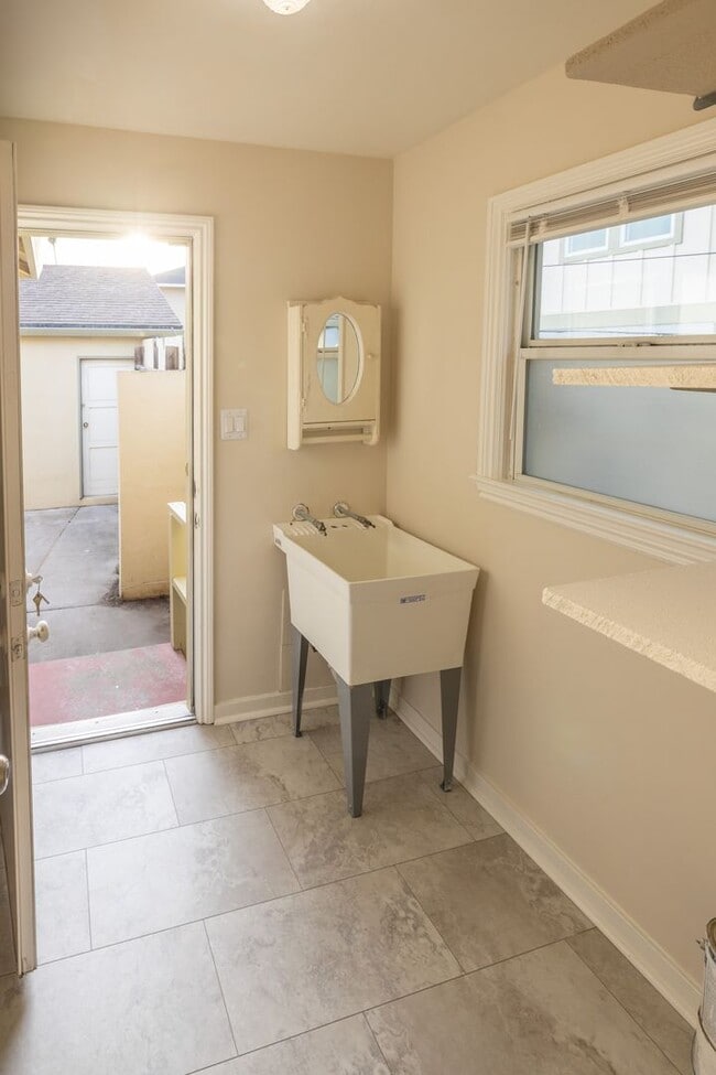 Building Photo - 600 S Idaho St