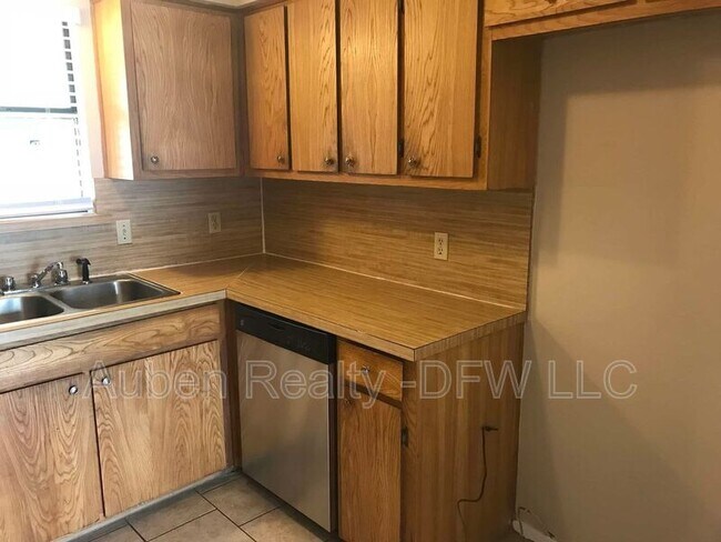 Building Photo - 1131 Suburban Dr