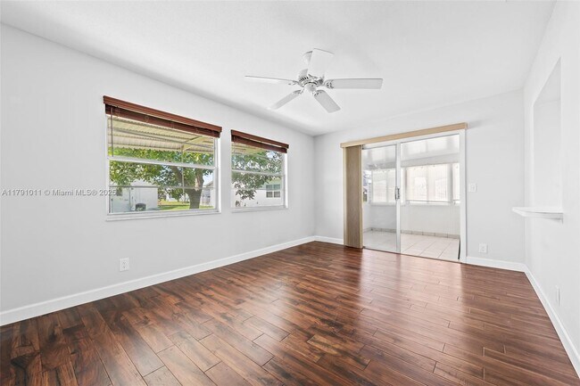 Building Photo - 910 SW 6th Ave
