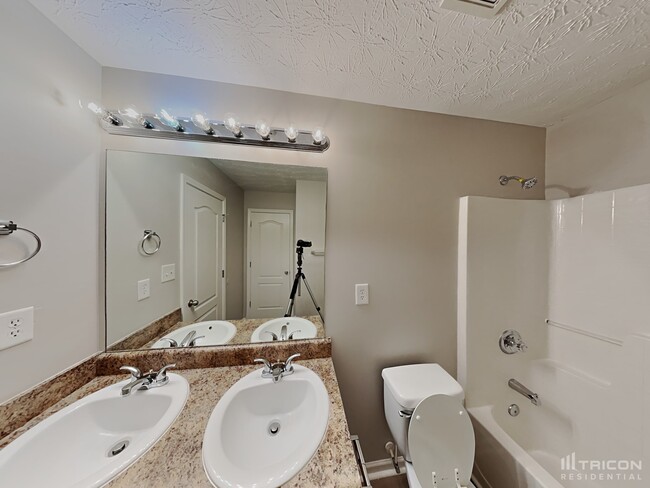 Building Photo - 1032 Wedgewood Ct NE