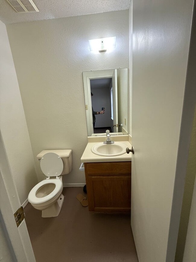 Building Photo - 1002 E 22nd St