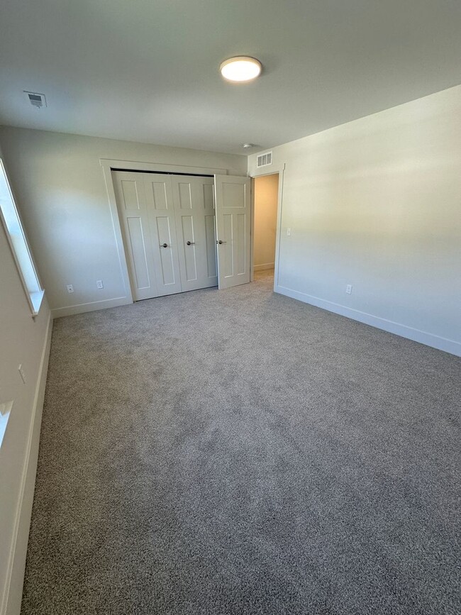 Building Photo - Delightful 2 BR, 2 BA Condo Long Term-Avai...