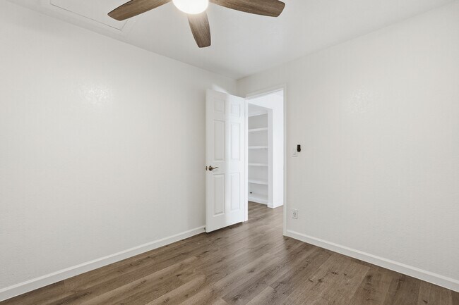 Building Photo - 1320 N 48th Pl