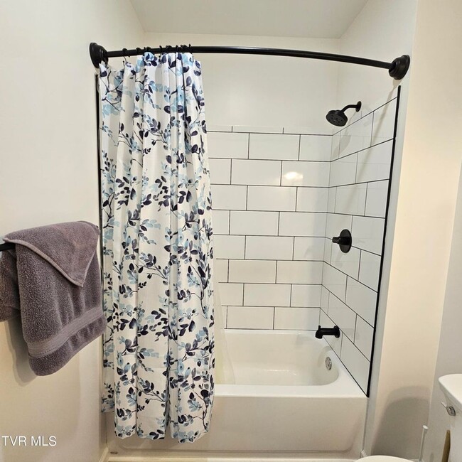 Building Photo - Modern 2-bedroom, 2 bathroom apartment convienent location