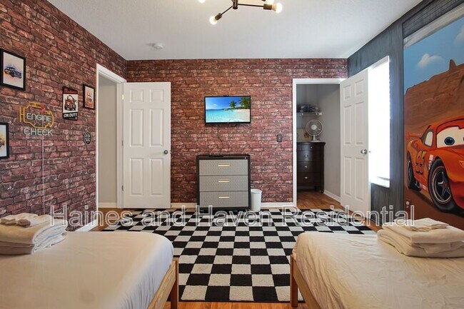 Building Photo - 323 Castlemain Cir