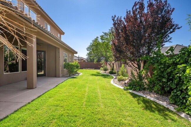 Building Photo - 6 Bed, 4 Bath with RV Parking and No HOA in Sycamore — Available Now!