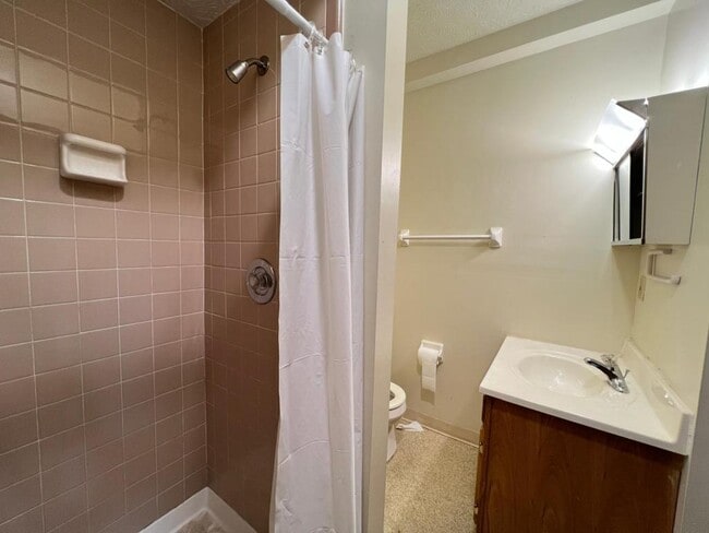 Building Photo - 122 W 9th Ave