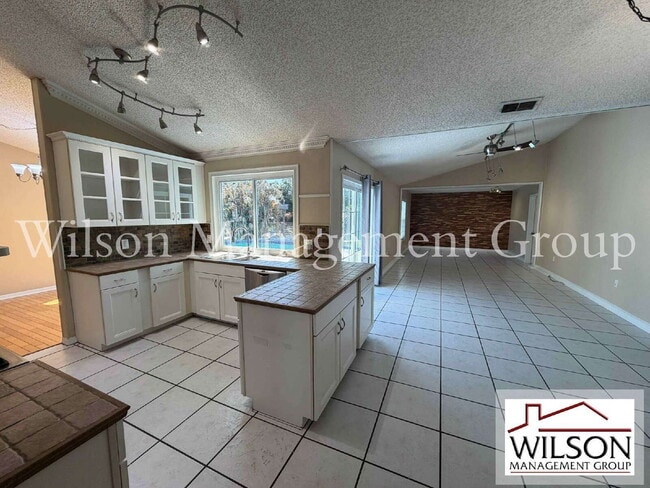 Building Photo - 1366 Valhalla St