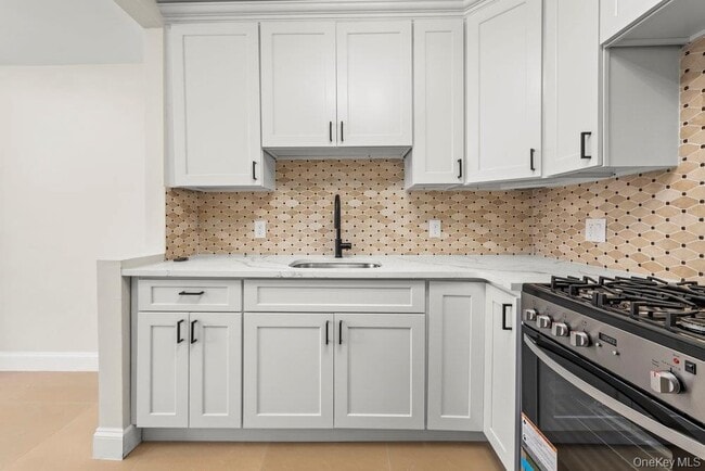 Building Photo - 877 E 55th St