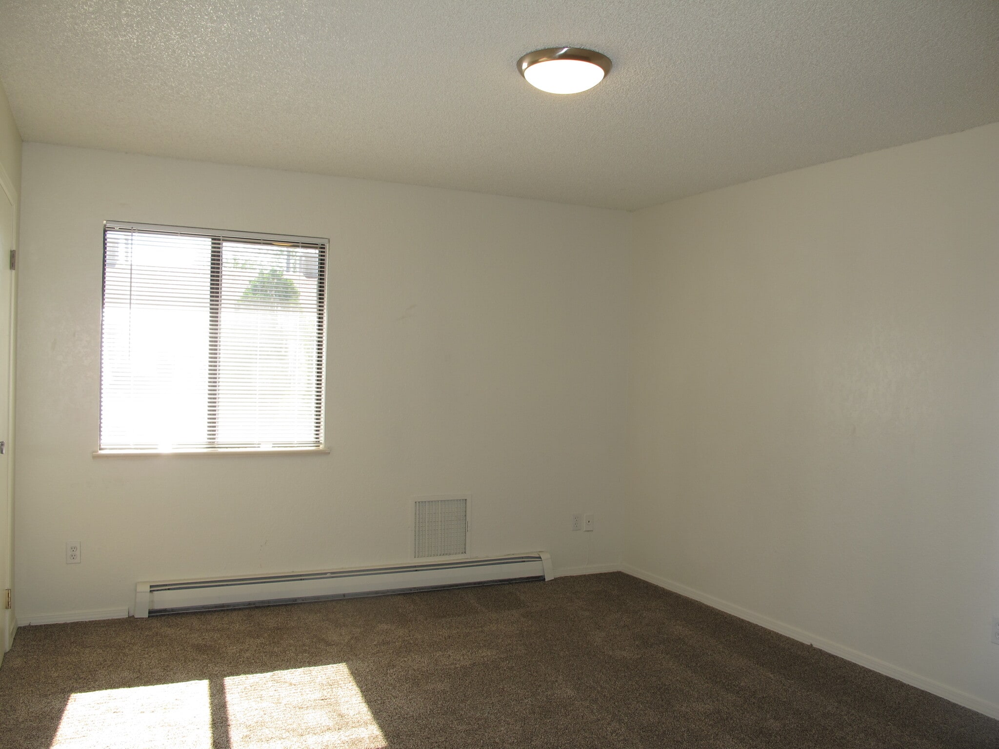 Building Photo - 3190 Hill Ave