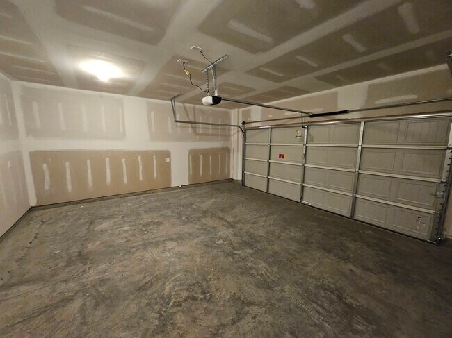 Building Photo - 128 Rosebush Ln