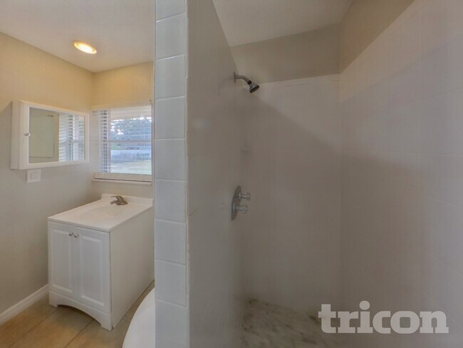 Building Photo - 10811 La Vista Loop