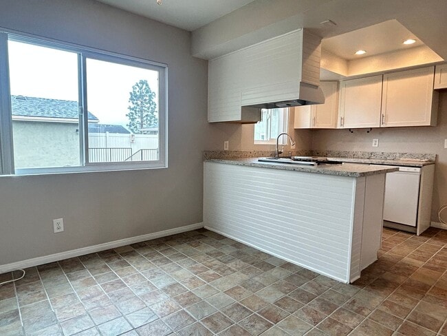 Building Photo - 2 Bed -2 Bath upper unit for Rent. Call us today!