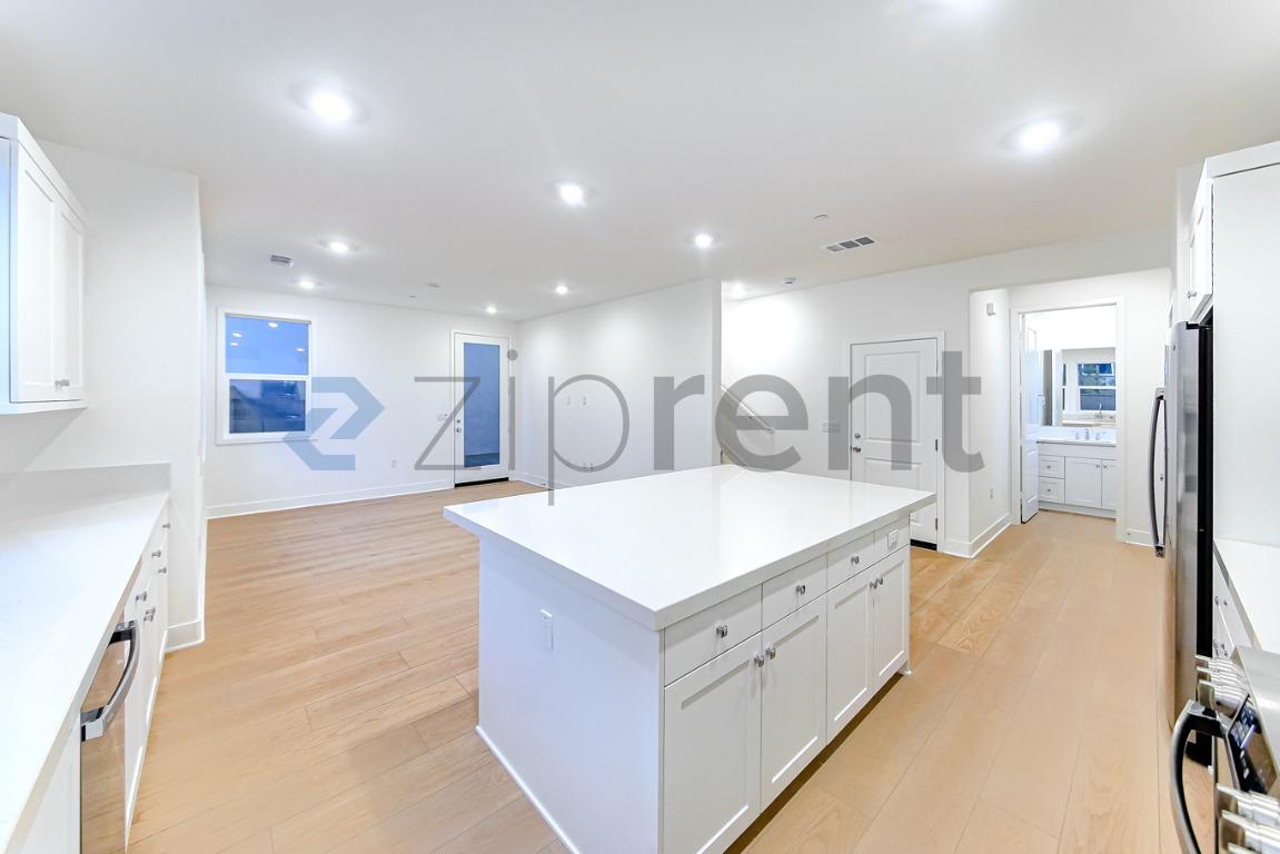 Building Photo - Unit