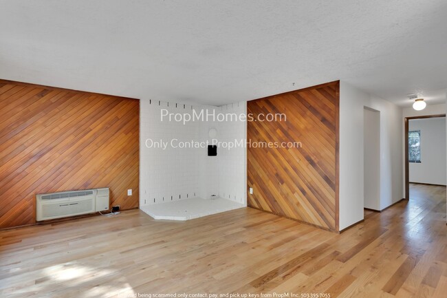 Building Photo - Two Bedroom, Charming Townhouse In the Hea...
